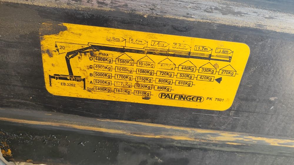 Camion basculabil pe trei părți cu macara