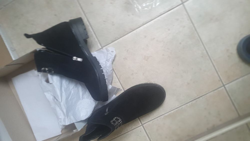 Продавам евтино неупотребявани дамски обувки,ботуши и маратонки