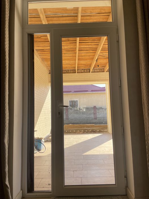 Стекляная дверь с замком