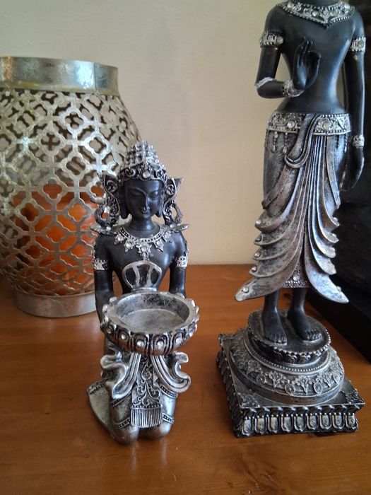 Продавам 2 статуи заедно на Буда, черна и сребърна, "Богиня Деви Тара"