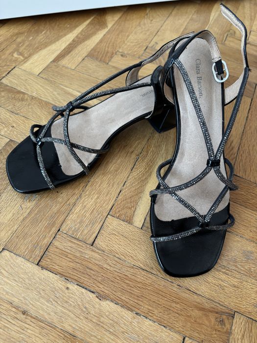 Черни сандали на дебел ток