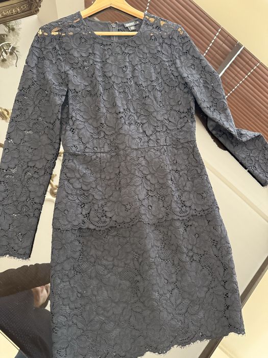 Три дамски рокли над коляното или под средата на бедрото