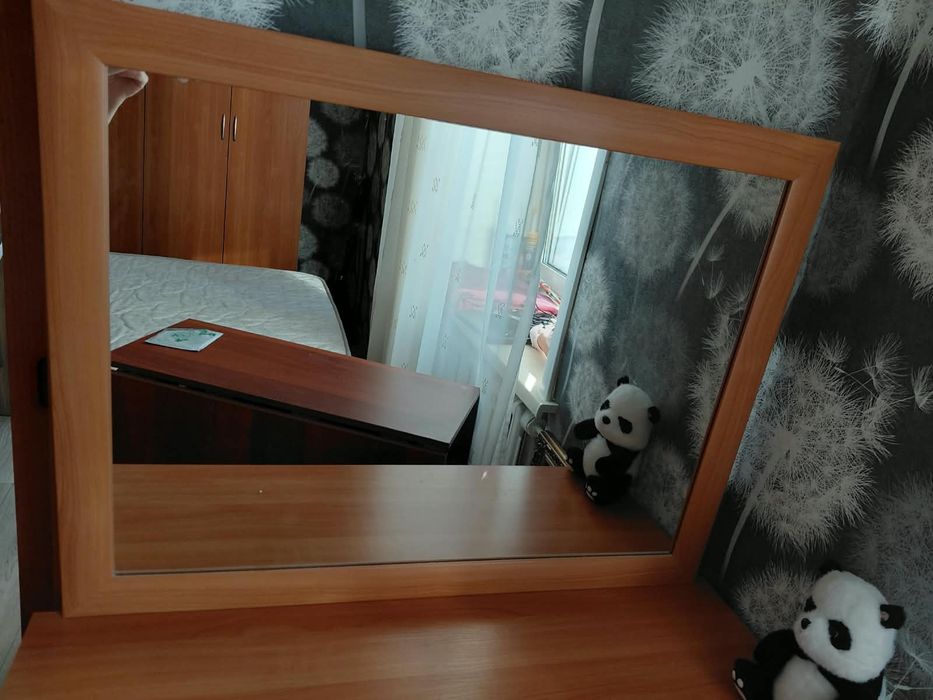 Продам кровать с дамским столиком