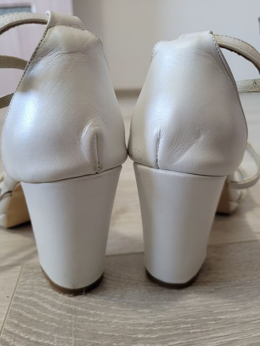 Sandale cu toc de vanzare