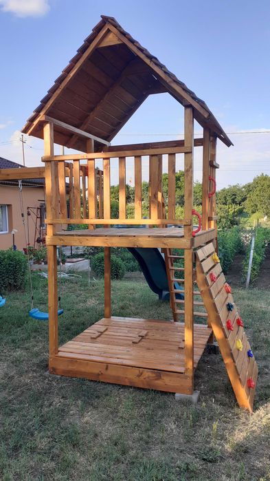 Loc de joaca cu tobogan si leagane