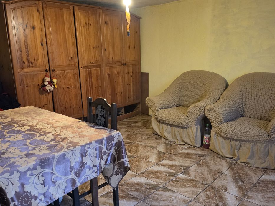 Vand casa la curte