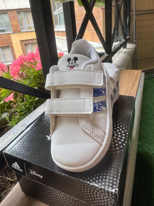 Бели кецове на Адидас с Мики Маус. В отлично състояние! Размер 21!