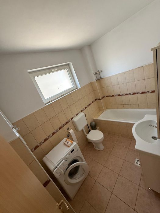 Inchiriez apartament cu 3 camere