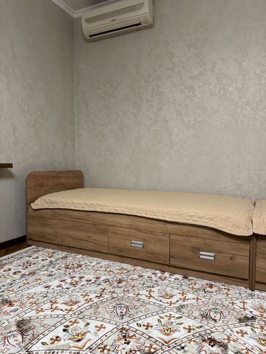 2 детские кровати и 2 парты
