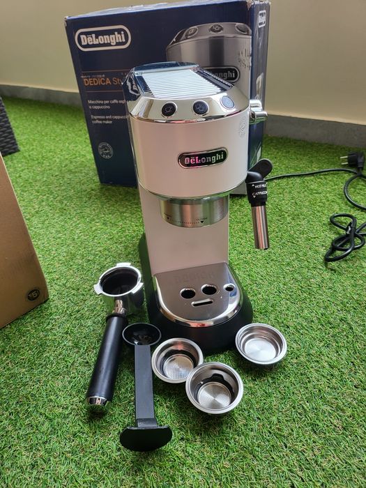 Кафемашина с ръкохватка Делонги DeLonghi Dedica EC685W Бяла