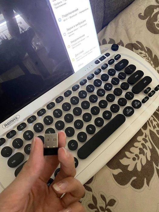 Беспроводная клавиатура RemaxJP-01подключ к 3 устройствам одновременно