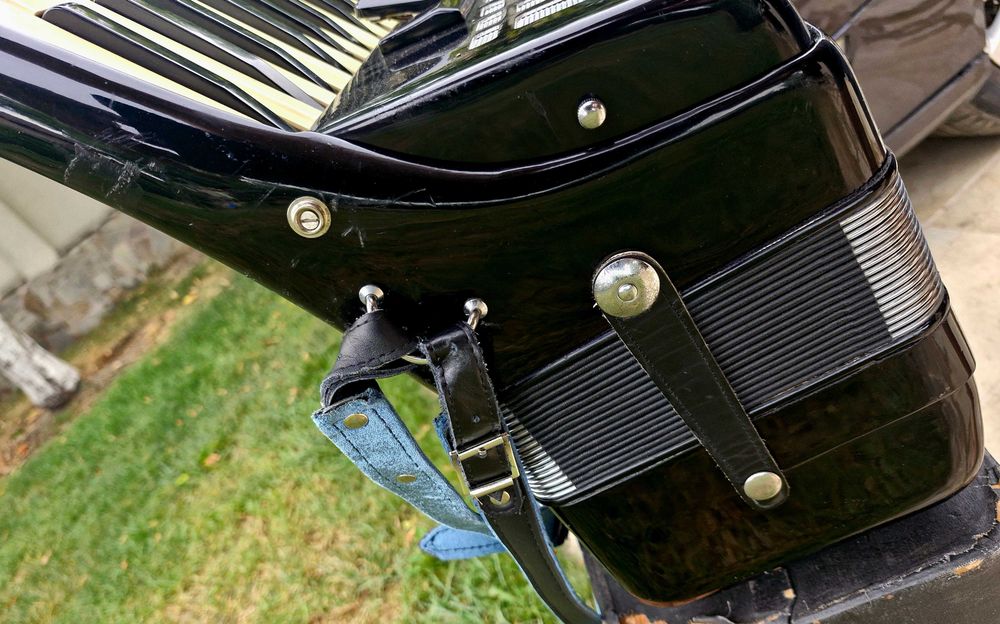 Vând acordeon Parrot cu 80 de basi  negru