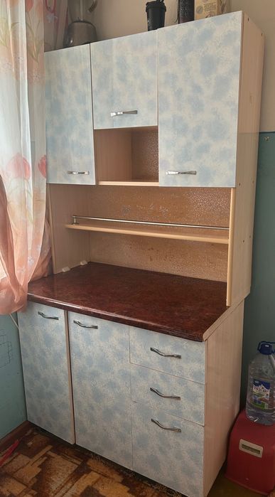 Кухонный вместительный шкаф