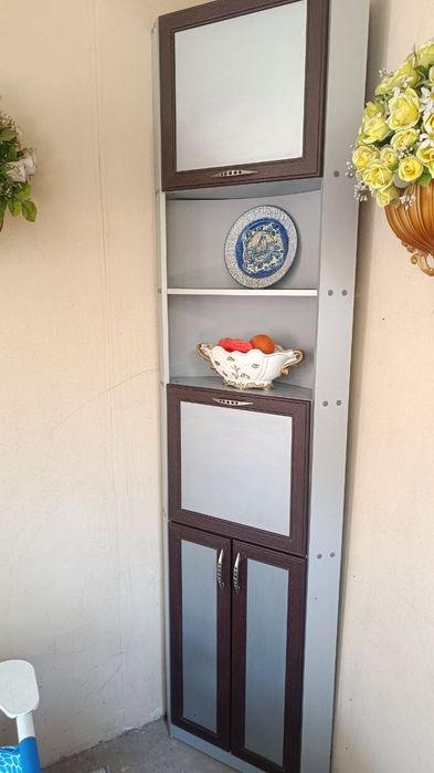 Продается кухня б/у
Сделенная на заказ 
Угловой пенал
Тумба с ящиками