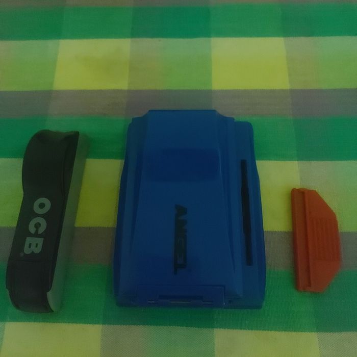 Vind 2 mașini manuale de facut tigari normale