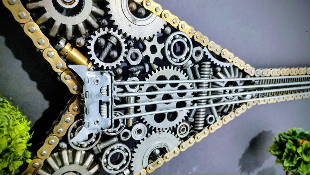 Декоративна бас китара изработена от авточасти