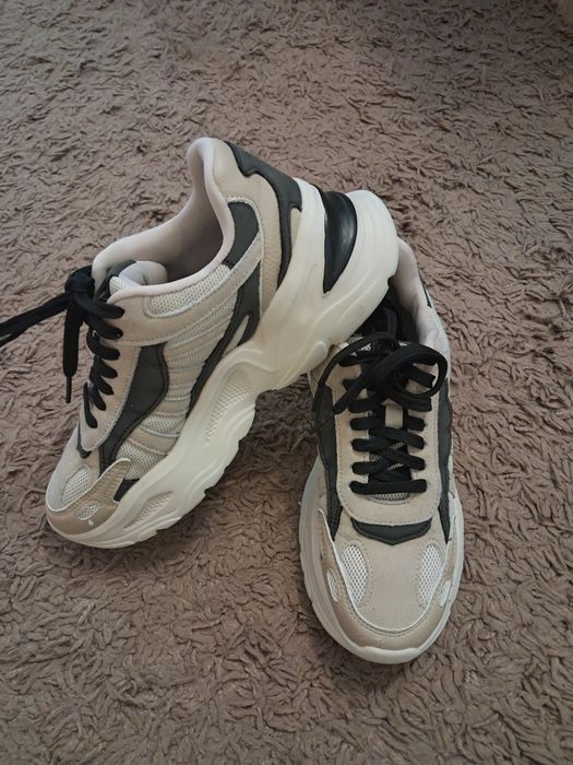 BERSHKA маратонки номер 37