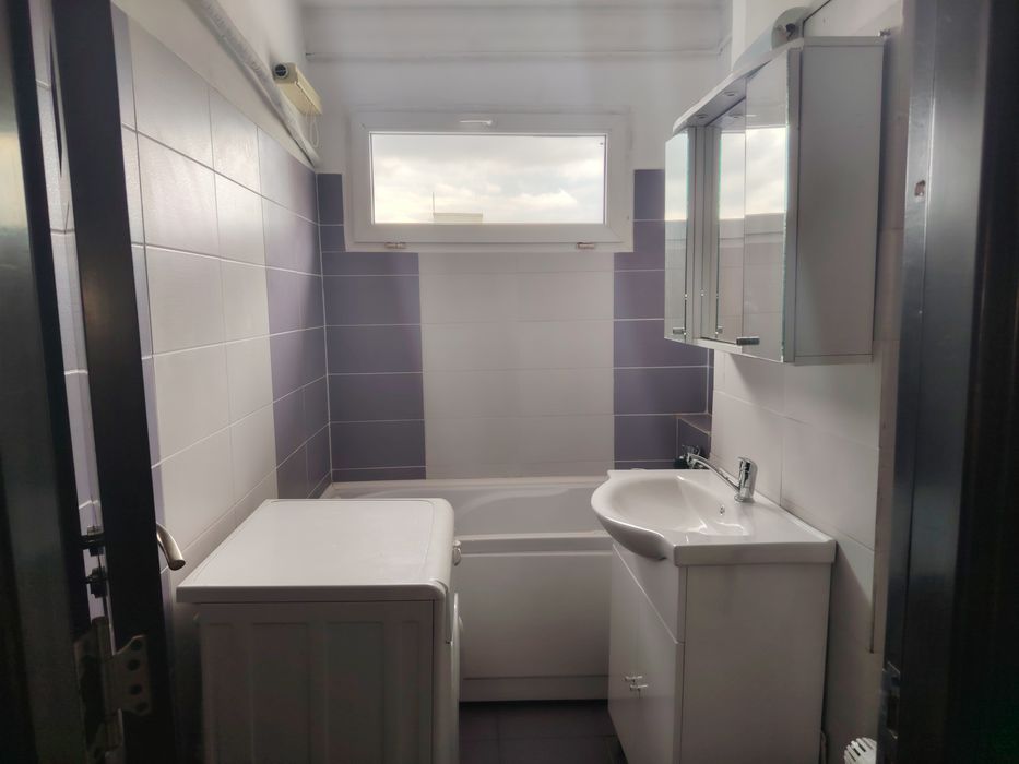 Închiriez apartament cu doua camere!