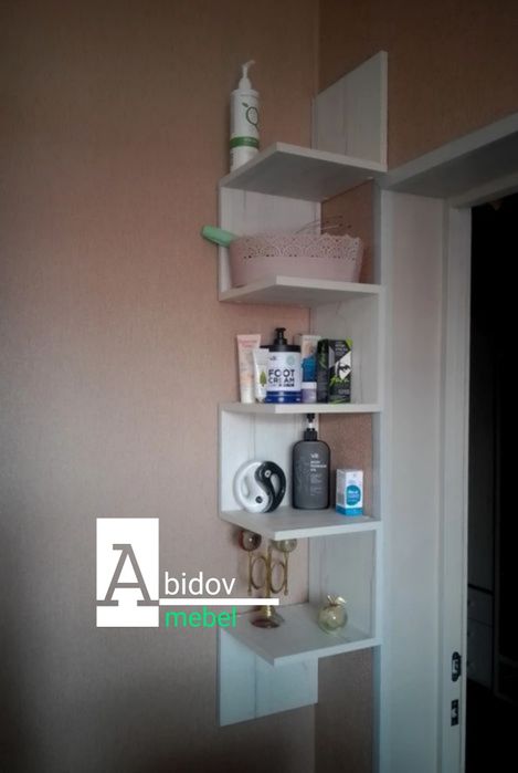 Угловая настенная полка-это элегантное решение для различных помещений