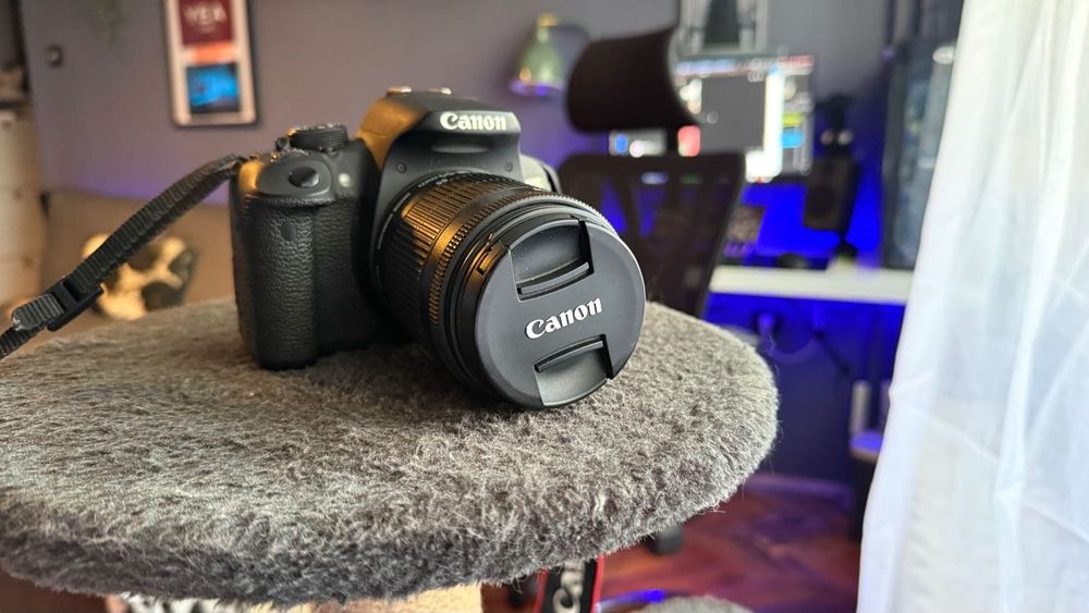 Canon 700D + Canon EF-S 18-55mm f / 3.5-5.6 IS STM