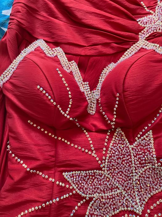 Официална, абутуриентска червена рокля от две части с камъни Сваровски