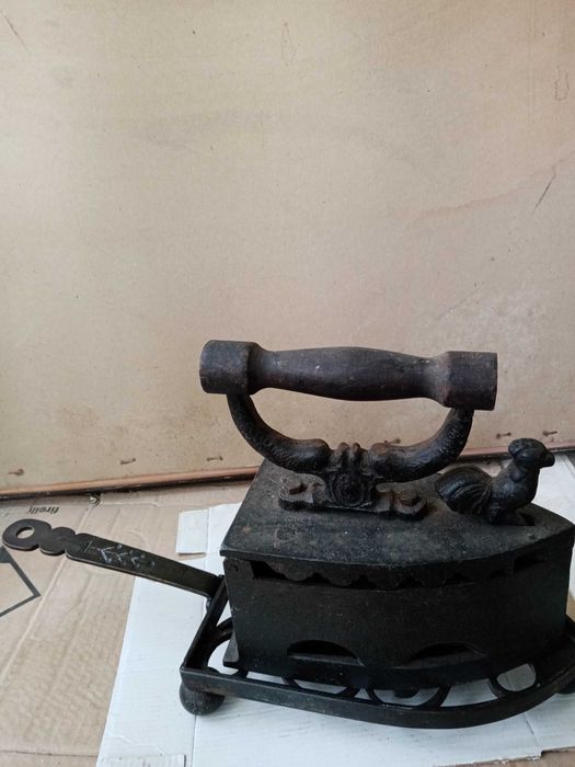 Călcător vechi cu suport