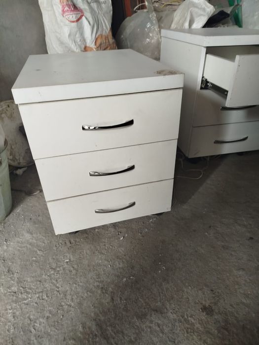 Продам тумбочки офисные