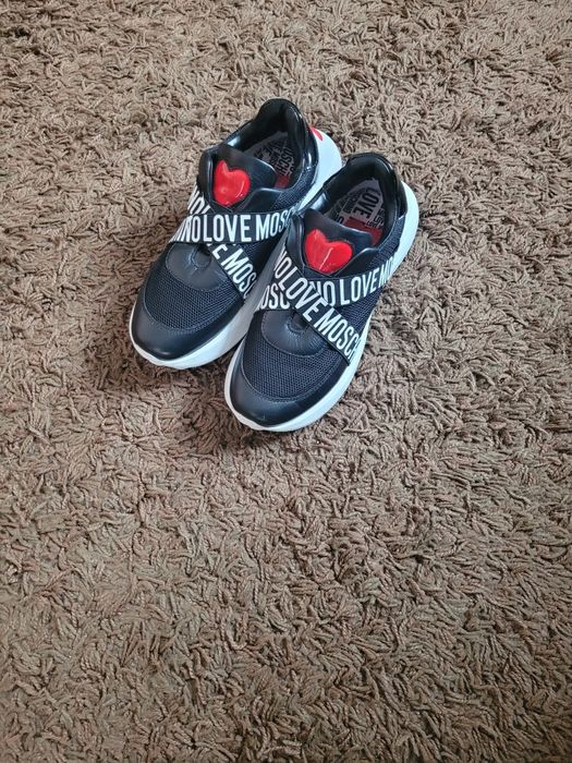 Sneakers Love Moschino