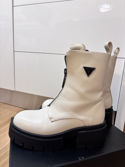 Ghete Guess marimea 38 albi