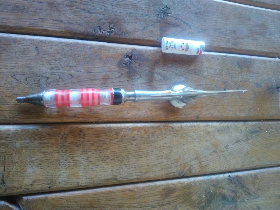 Продавам антикварна брадва с множество функций