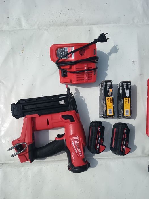 Pistol cuie milwaukee fn18gs . Set cu 2 baterii cutie și incarcator