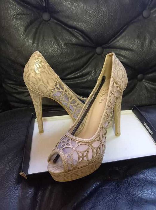 предлагам нови обувки - златиста мрежа № 40