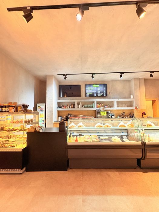 Продава се напълно обзаведен кулинарен магазин