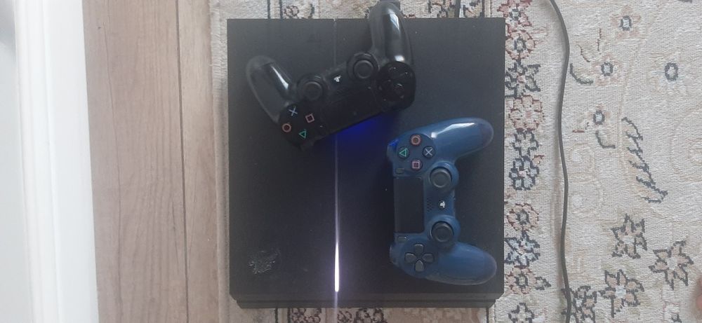 Продам playstation 4 с двумя джостиками и с fc 26