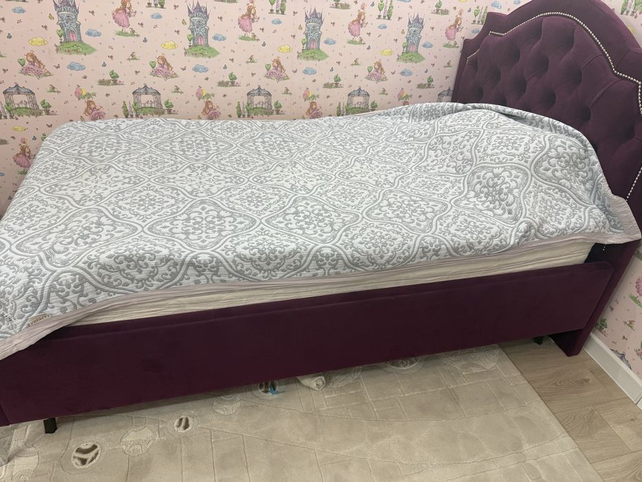 Кровать с матрасом