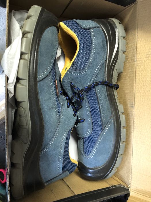 Работни обувки с твърди бомбета