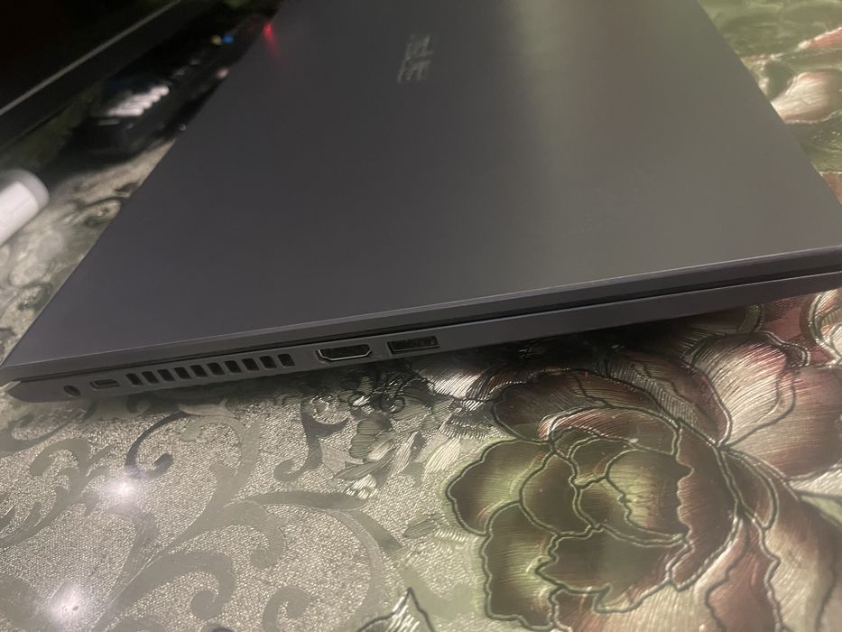 Fac schimb laptop asus 512 gb 8ram in stare buna merge tot si jocuri