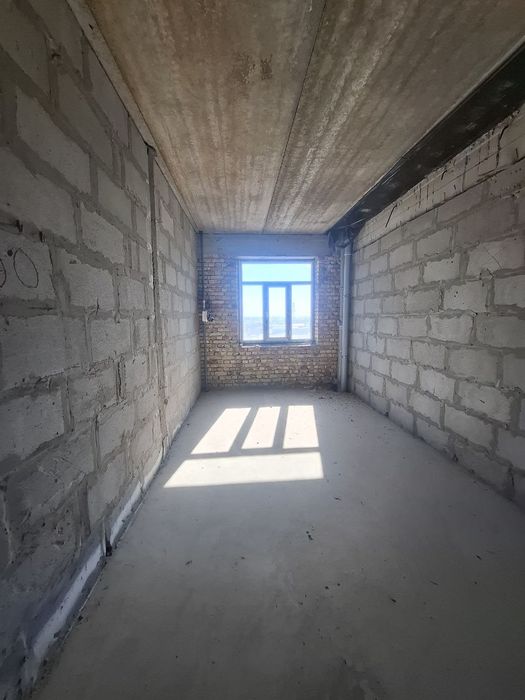 Тезда 8 каватли янги домни 6 чи каватида жойлашган .104 кв метрдан ибо