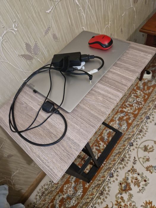 Продам столик приставной