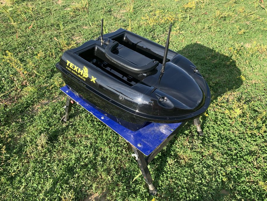 Лодка за захранка Техно-х  с 2 батерии