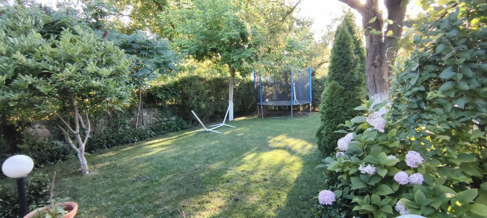 Къща с басейн и просторен двор в с. Скравена.