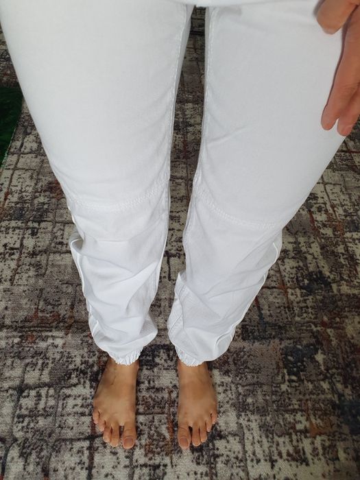 Стильные белые джинсы