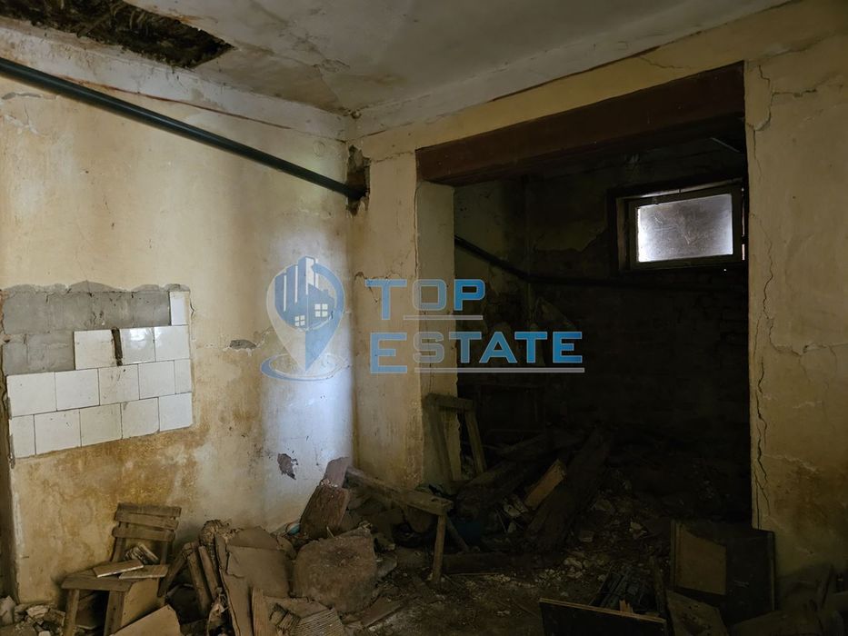 Здрава тухлена къща с кладенец в село Караисен