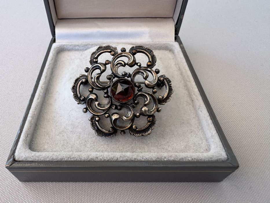Brosa din argint si granat fatetat