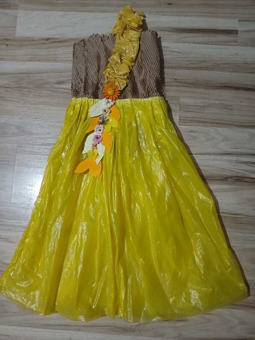 Rochie din materiale reciclabile pt fetite,mar 5-7 anii