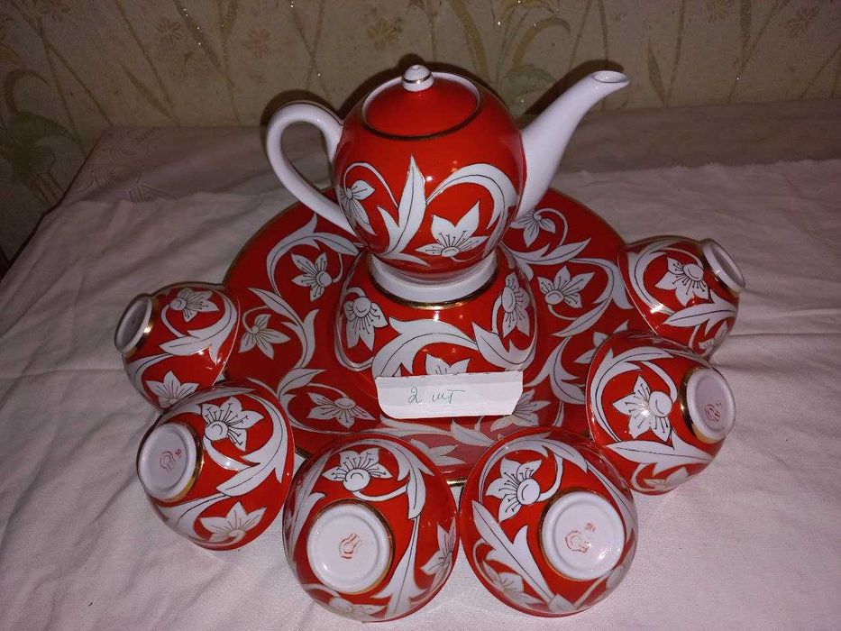 Сервизы чайные "в ассортименте (смотрите фото) по 9 предметов. Новые.