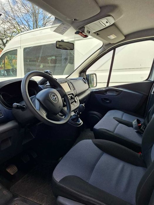 Inchiriere microbuz 9 persoane, Opel Vivaro, inchiriere van