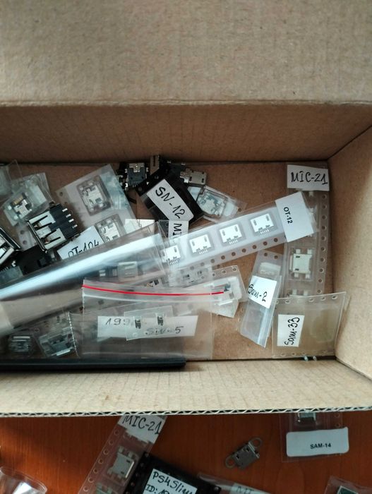 Букси за телефони и таблети, резервни части