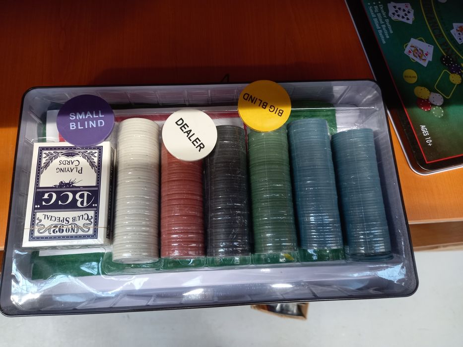 Set poker 300 jetoane imprimate, 3 gr. Panza verde pentru joc. Nou!