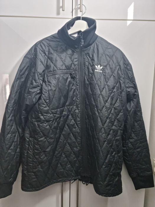 Vând Geaca Adidas aproape nouă